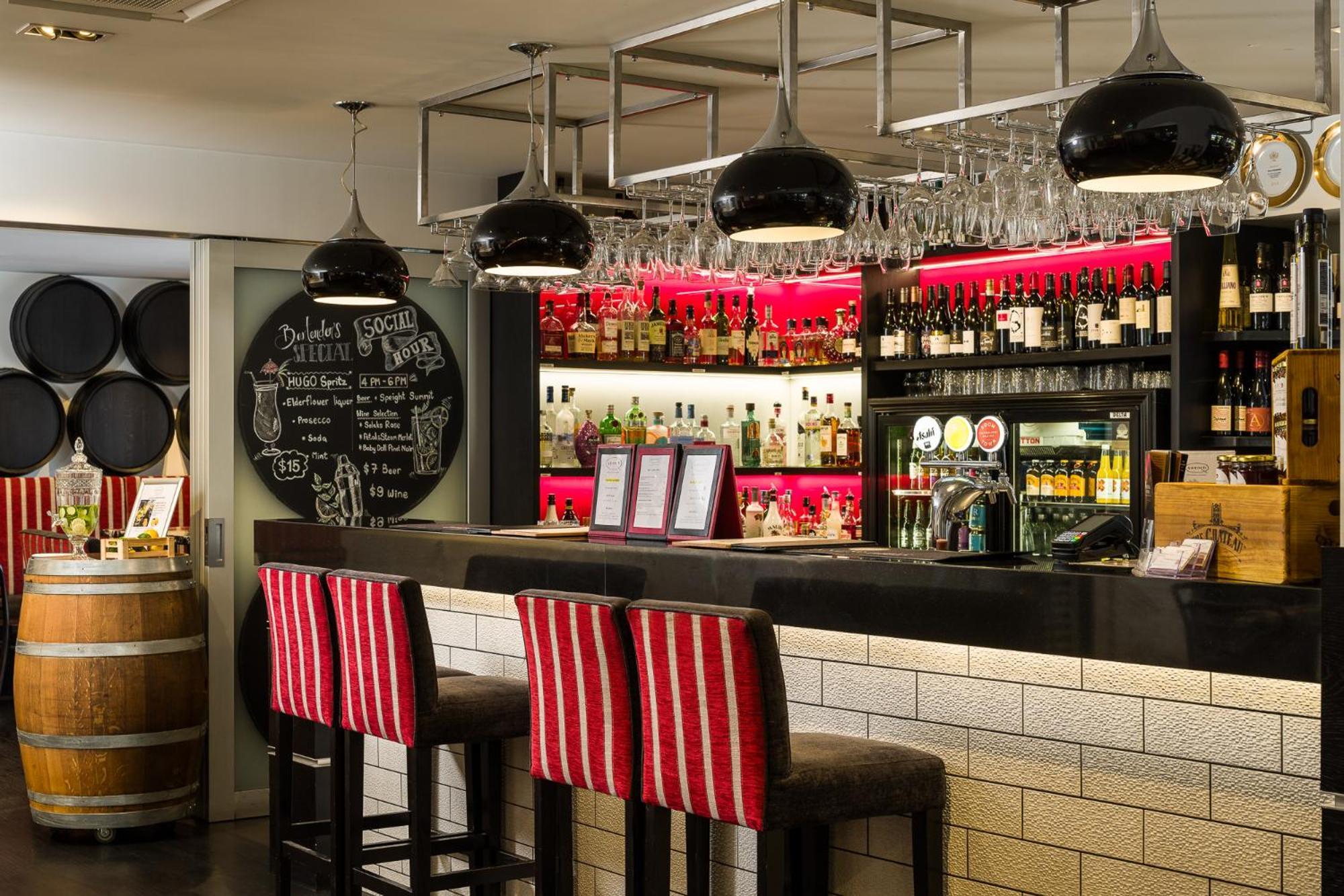Carnmore Chateau Marlborough Бленем Экстерьер фото The bar at the restaurant