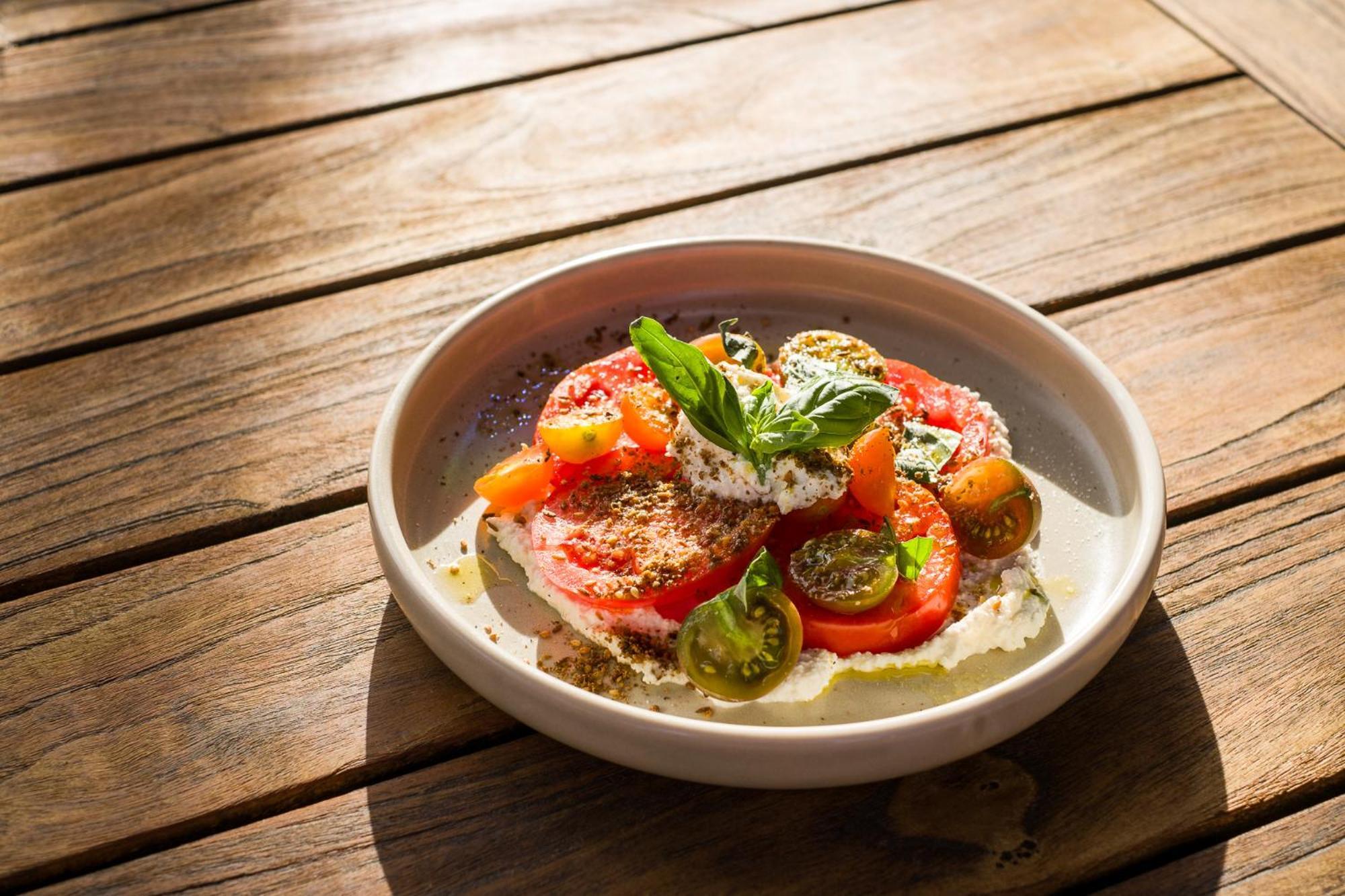 Carnmore Chateau Marlborough Бленем Экстерьер фото A salad of tomatoes, feta cheese, and olive oil