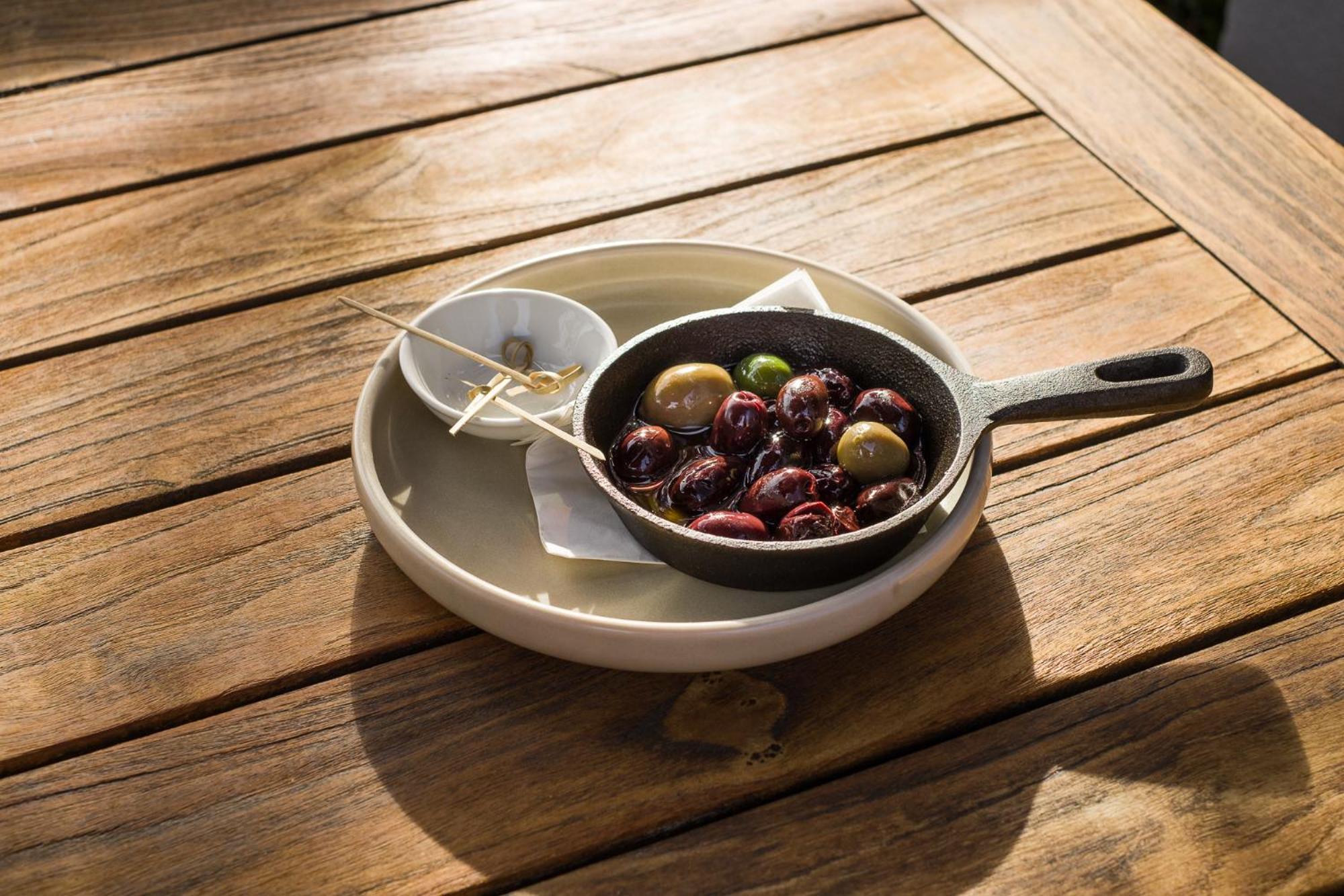 Carnmore Chateau Marlborough Бленем Экстерьер фото A pan of olives